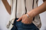⁦צמיד כסף מתרחב עם חריטה עמוקה מושחרת⁩ – תמונה ⁦2⁩