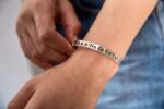 ⁦צמיד קשיח כסף 925 עם חריטה עמוקה ומושחרת⁩ – תמונה ⁦2⁩