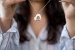 ⁦שרשרת לב כסף עם כיתוב צבעוני⁩ – תמונה ⁦3⁩